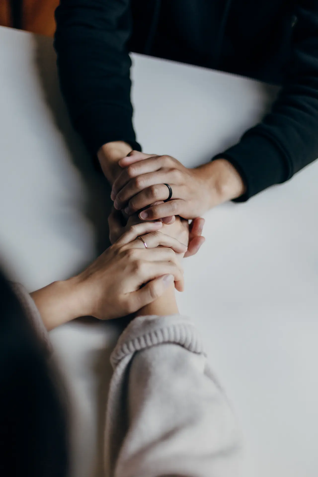 Deux femmes se tiennent la main en signe de soutien